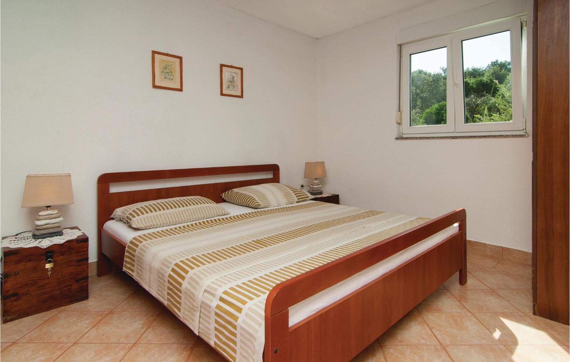 2 Bedroom Awesome Apartment In Drvenik Veliki Bagian luar foto