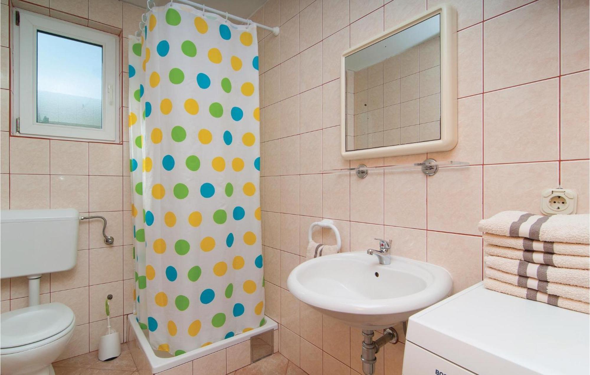 2 Bedroom Awesome Apartment In Drvenik Veliki Bagian luar foto