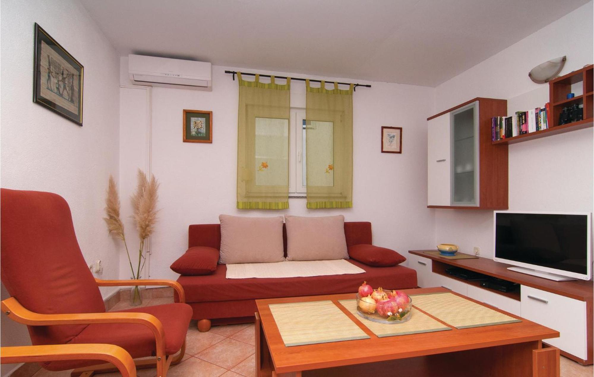 2 Bedroom Awesome Apartment In Drvenik Veliki Bagian luar foto