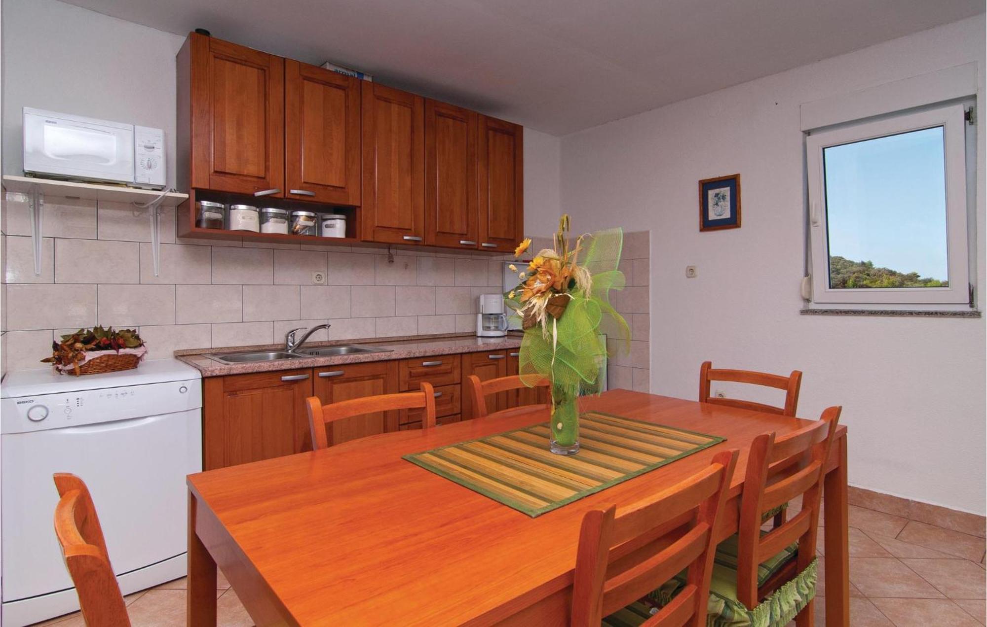 2 Bedroom Awesome Apartment In Drvenik Veliki Bagian luar foto
